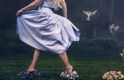 mulher-andando-em-buques-de-flores